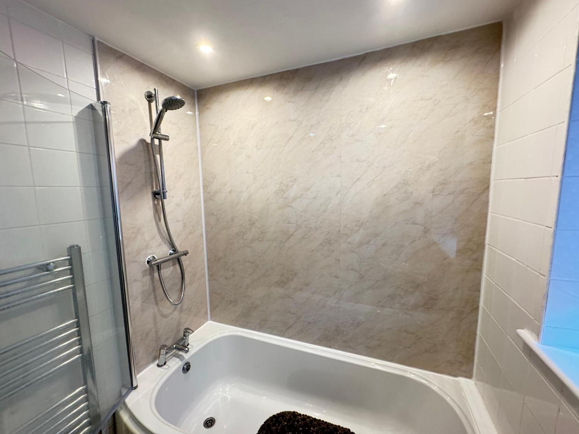 The Vogue Stay, 3 Bedrooms, 2 Bathrooms, Ideal For Jr & Oxford Hospitals, Free Carpark, Conveniently Located For Ring Road Access, 2 Miles From Oxford City Centre Easy Car & Bus Route المظهر الخارجي الصورة