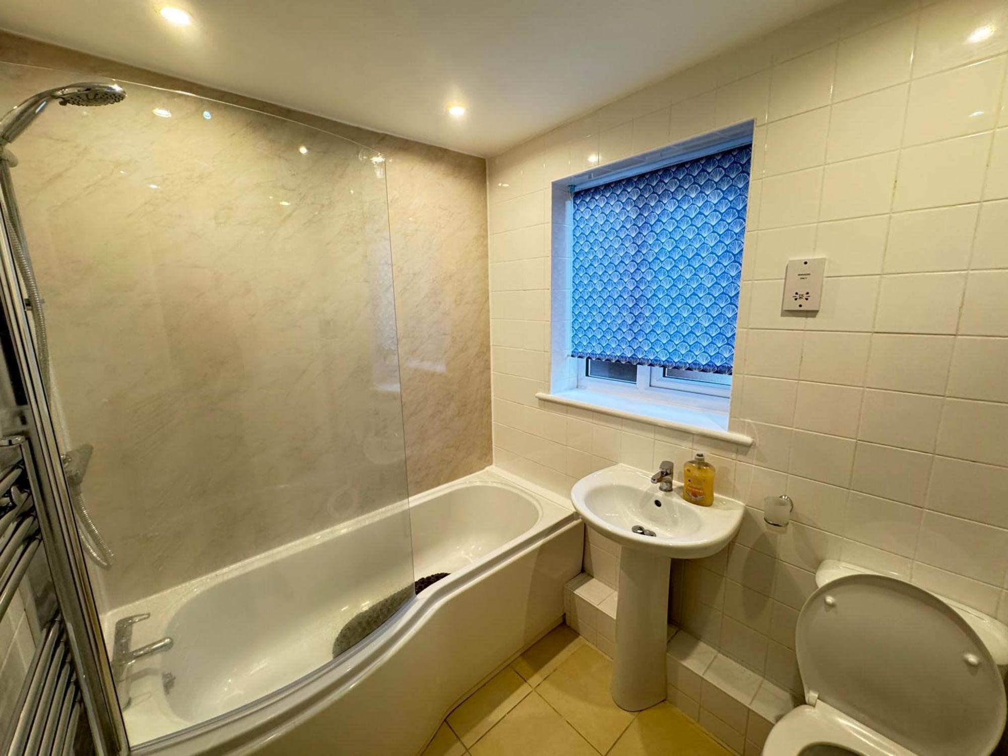 The Vogue Stay, 3 Bedrooms, 2 Bathrooms, Ideal For Jr & Oxford Hospitals, Free Carpark, Conveniently Located For Ring Road Access, 2 Miles From Oxford City Centre Easy Car & Bus Route المظهر الخارجي الصورة