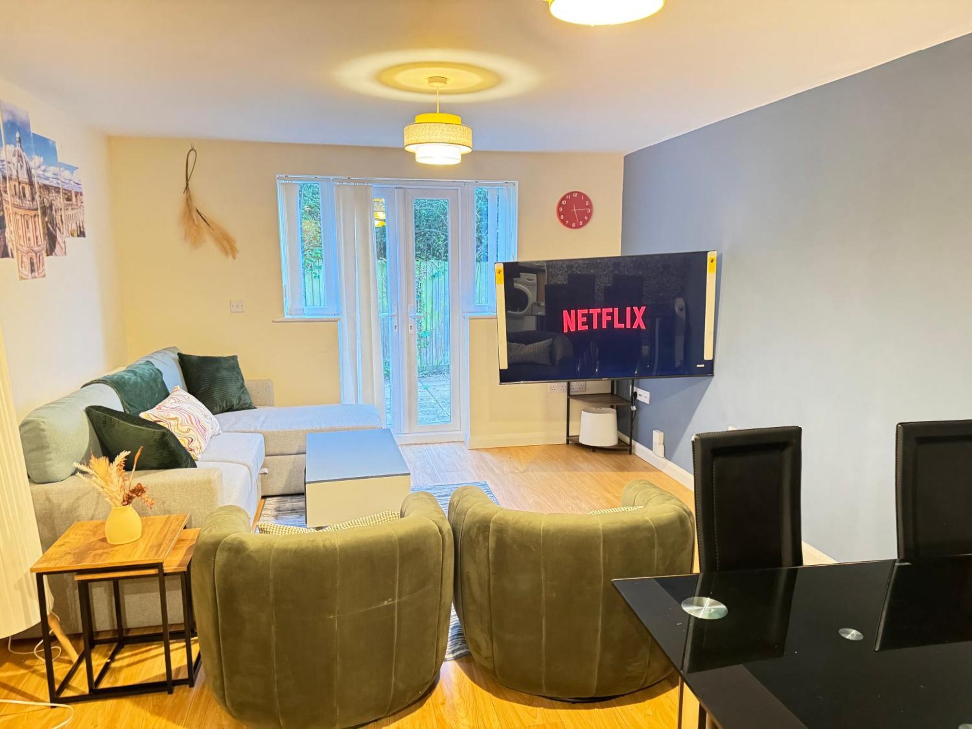 The Vogue Stay, 3 Bedrooms, 2 Bathrooms, Ideal For Jr & Oxford Hospitals, Free Carpark, Conveniently Located For Ring Road Access, 2 Miles From Oxford City Centre Easy Car & Bus Route المظهر الخارجي الصورة