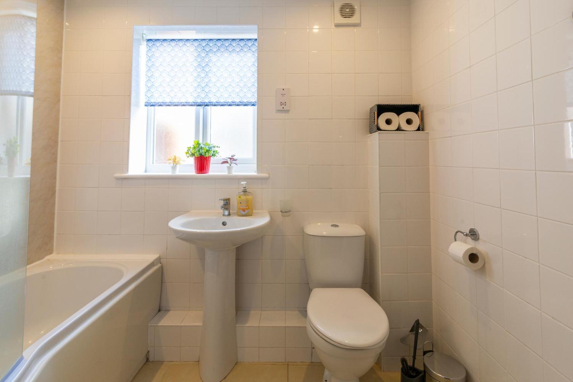 The Vogue Stay, 3 Bedrooms, 2 Bathrooms, Ideal For Jr & Oxford Hospitals, Free Carpark, Conveniently Located For Ring Road Access, 2 Miles From Oxford City Centre Easy Car & Bus Route المظهر الخارجي الصورة