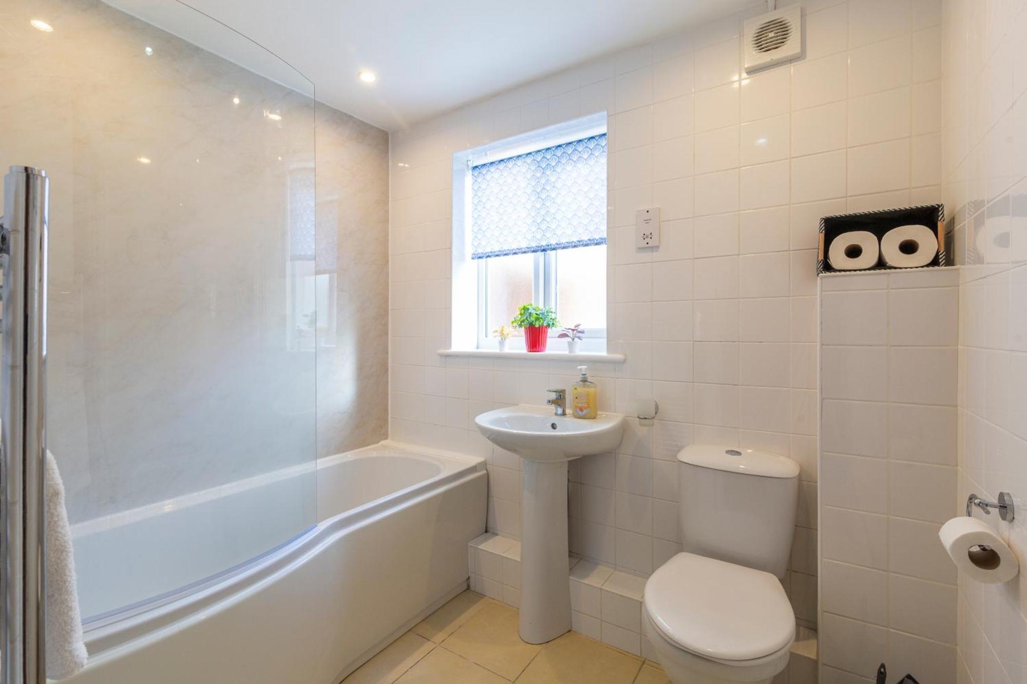 The Vogue Stay, 3 Bedrooms, 2 Bathrooms, Ideal For Jr & Oxford Hospitals, Free Carpark, Conveniently Located For Ring Road Access, 2 Miles From Oxford City Centre Easy Car & Bus Route المظهر الخارجي الصورة